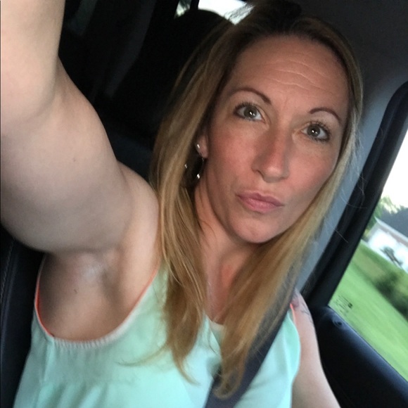 Profile Picture of Johna Sweezy (@johnasweezy) on Poshmark