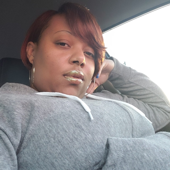 Profile Picture of Nicky Thomas (@nickyis804) on Poshmark