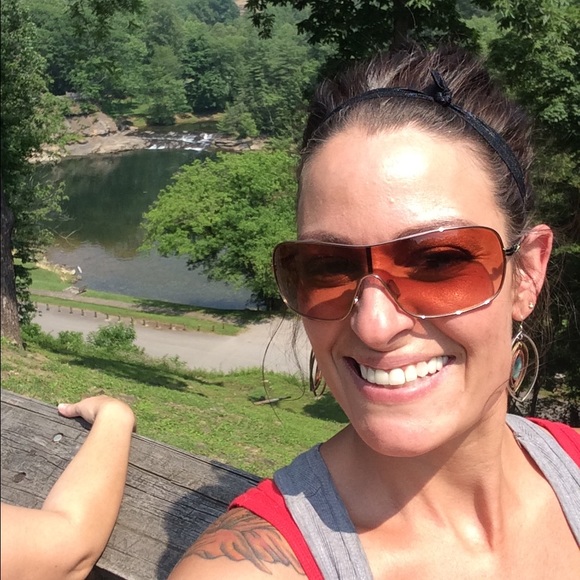 Profile Picture of Carrie Campbell (@chzzwzz1978) on Poshmark