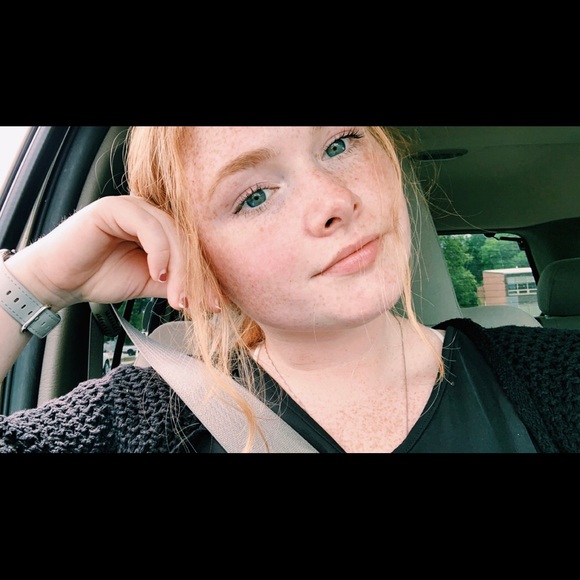 Profile Picture of Kelly Braese (@kellymarie722) on Poshmark