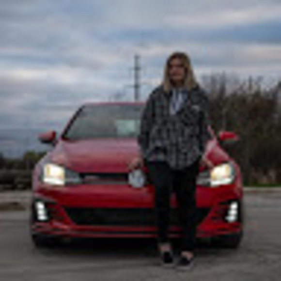 Profile Picture of Mandi Andrews (@mandi0823) on Poshmark