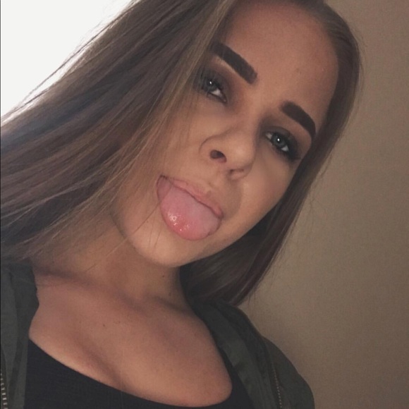 Profile Picture of Ashleigh Dettelbach (@ash_kayyy) on Poshmark