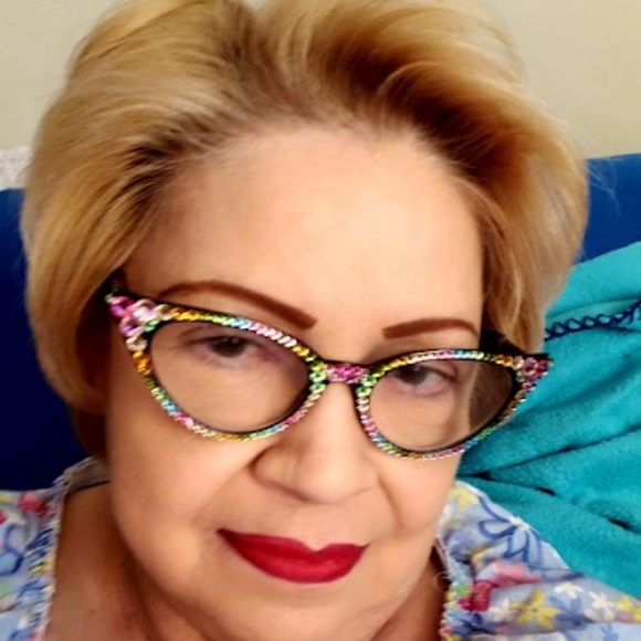 Profile Picture of Isabel Delgado (@isdelgado0302) on Poshmark