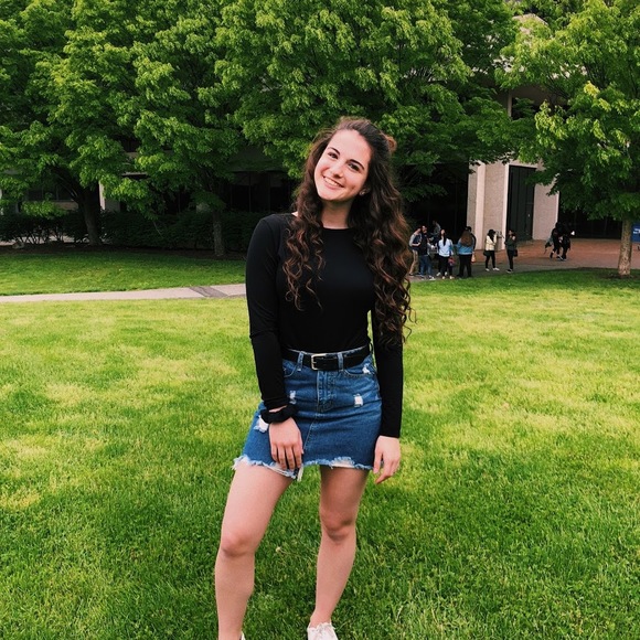Profile Picture of Ella Fendian (@ellaafenn) on Poshmark