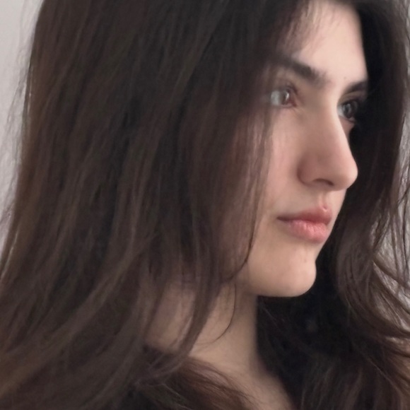 Profile Picture of Luisa Toller (@luisatoller) on Poshmark