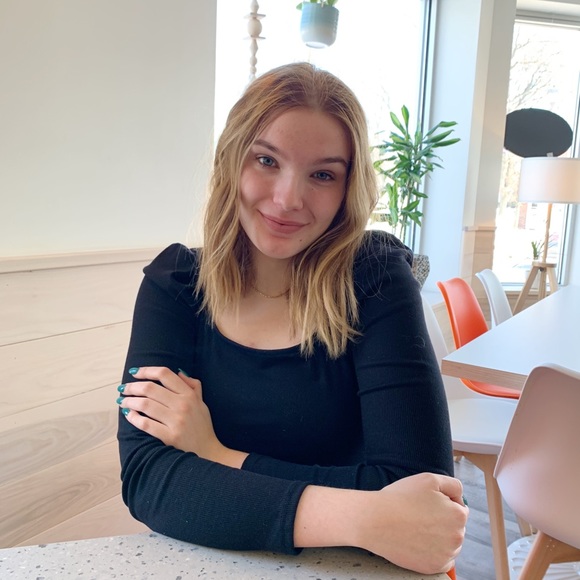 Profile Picture of Kate Lindblom (@katel22763) on Poshmark