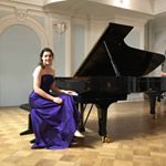 Profile Picture of Emily Hooker (@emily.pianist) on Instagram