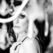 Profile Picture of April Larsen (@ApeyG23) on Youtube