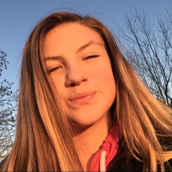 Profile Picture of Evelyn Zellman (@evelynzellman05) on Poshmark