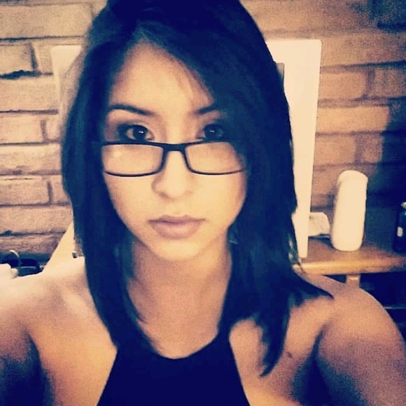 Reina Paz - Poshmark Profile Picture of Reina Paz (@reinapaz) on Poshmark