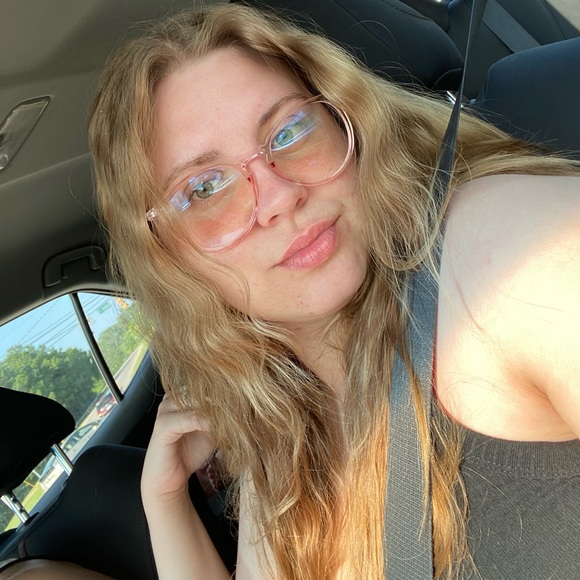 Profile Picture of Christyana Gilmer (@anonymouse766) on Poshmark