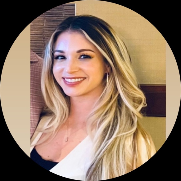 Profile Picture of Whitney Bender (@wmdeutsch) on Poshmark