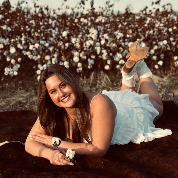 Profile Picture of Anna Mccuen (@annaliesemccuen) on Poshmark
