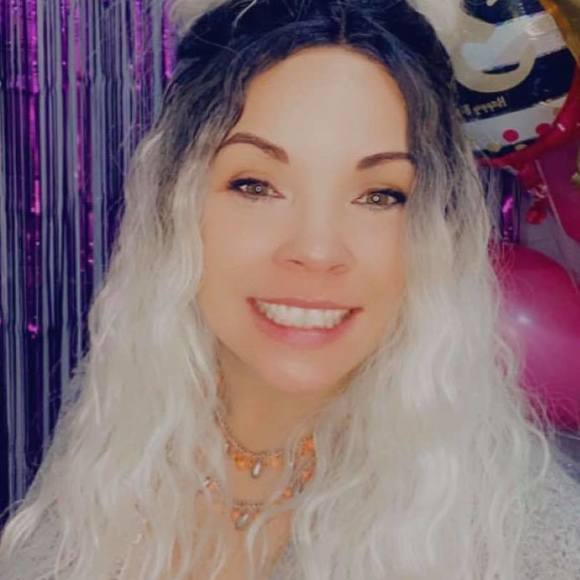 Amie Warth - Poshmark Profile Picture of Amie Warth (@amiewarth) on Poshmark