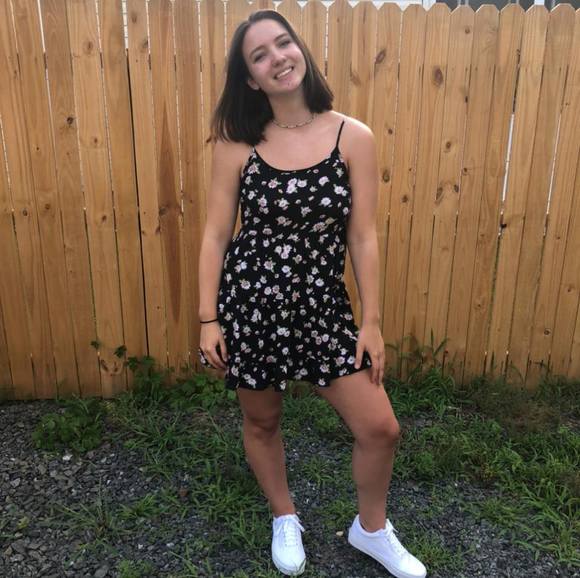 Profile Picture of Anna Sigafoos (@annasiggy) on Poshmark