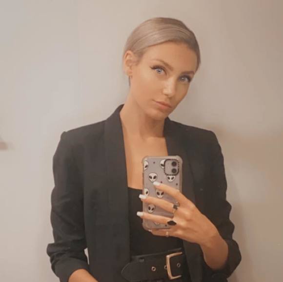 Profile Picture of Hayley Stefanelli (@hayleystefanell) on Poshmark