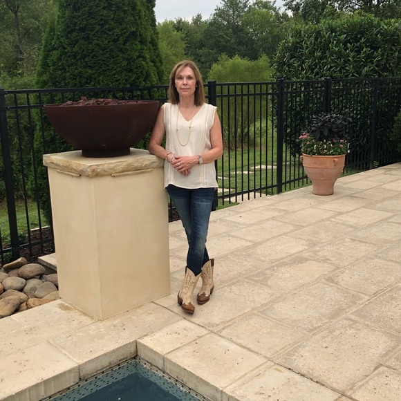 Profile Picture of Stephanie Freels (@sjfreels) on Poshmark