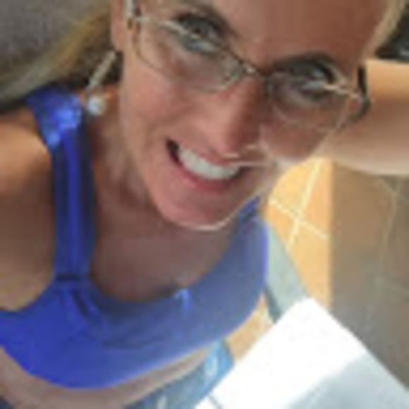 Profile Picture of Debora Goodhines (@debigoodhines) on Poshmark