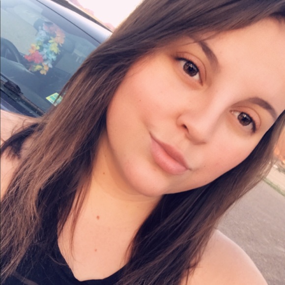 Profile Picture of Melissa Ohl (@_ohlie) on Poshmark