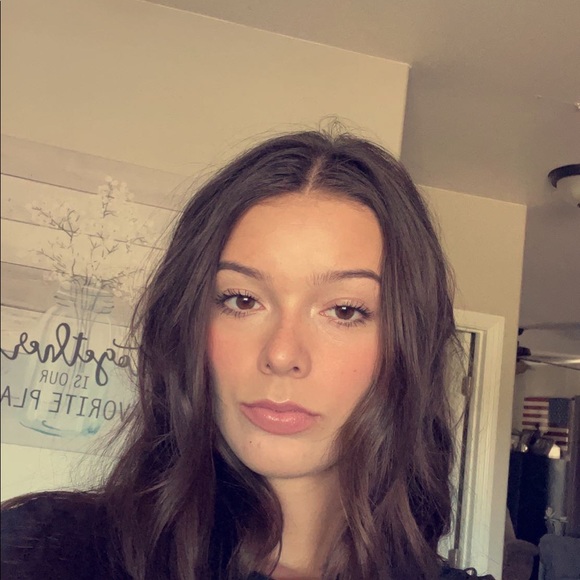 Profile Picture of Savannah Bascue (@sbascue) on Poshmark