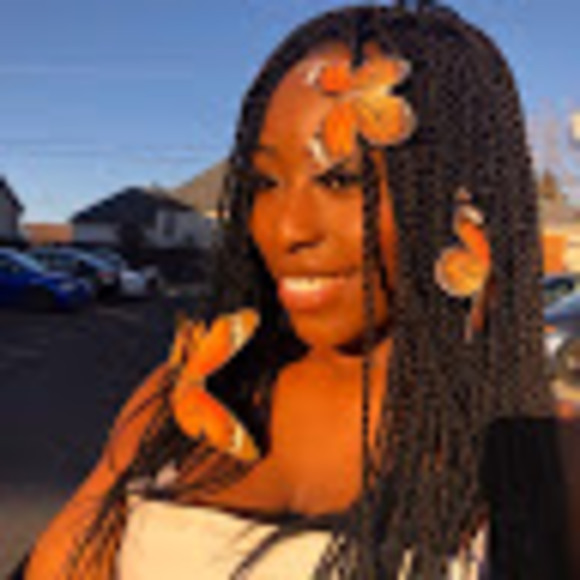 Profile Picture of Fiona Faye (@fifaye8) on Poshmark
