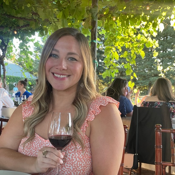 Leigh Hillebrand - Poshmark Profile Picture of Leigh Hillebrand (@leighhillebrand) on Poshmark