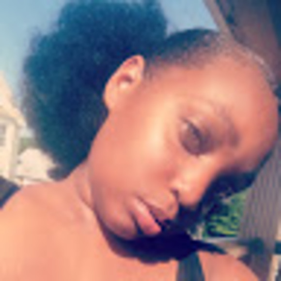Profile Picture of Simone Day (@simonedayy74) on Poshmark