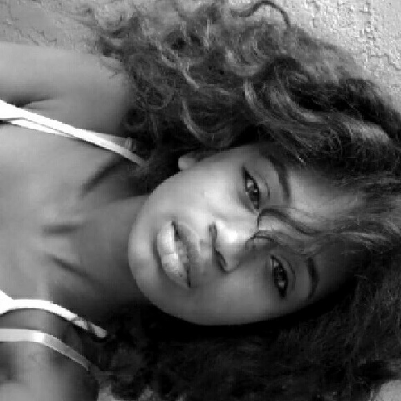 Profile Picture of Danii- Lovesyou (@daniiborii) on Poshmark