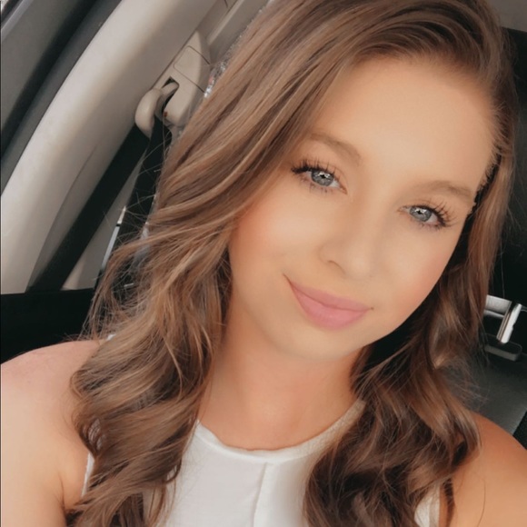 Profile Picture of Savannah Harper (@sthomas0514) on Poshmark