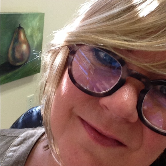 Profile Picture of Kim Donahue (@dejamesk) on Poshmark