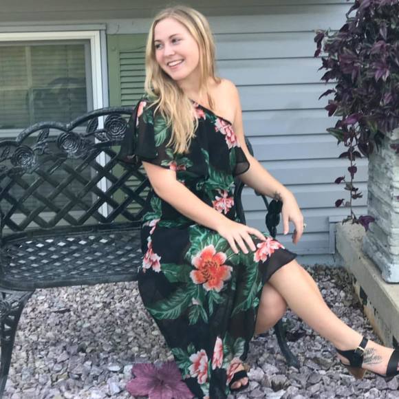 Profile Picture of Emily Pryor (@emilypryor14) on Poshmark