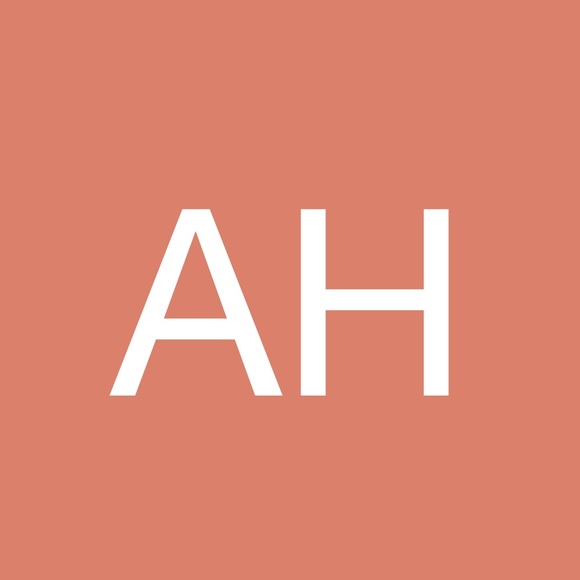 Profile Picture of Aubree Hooks (@aubree_hooks) on Poshmark