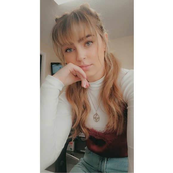 Profile Picture of Sierra Santello (@sierra61898) on Poshmark