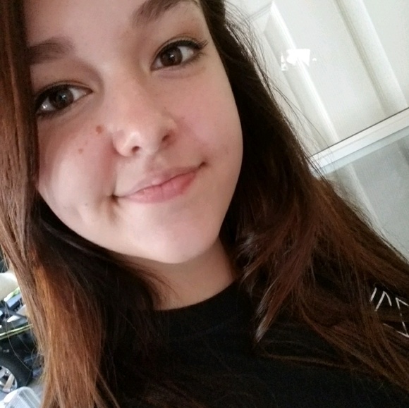 Profile Picture of Taylor Thacker (@taylorthacker98) on Poshmark