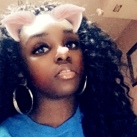 Profile Picture of Alecia Warren (@alecia_warren) on Poshmark