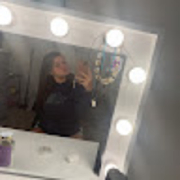Profile Picture of Kendall Maynard (@kendallmaynard0) on Poshmark