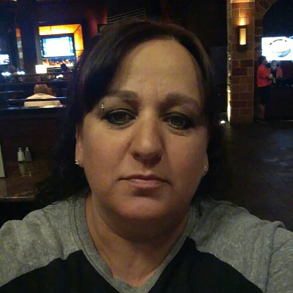 Profile Picture of Lisa Mathews (@lisamaemathews) on Poshmark