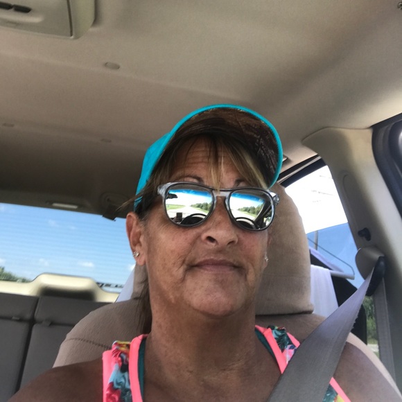 Profile Picture of Tina Casper (@tinamarierosa) on Poshmark