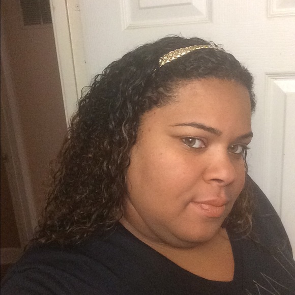 Profile Picture of Nikia Scott (@kiazigler) on Poshmark