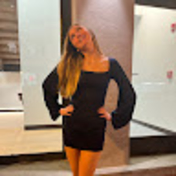 Profile Picture of Molly Milsom (@molly_milsom) on Poshmark