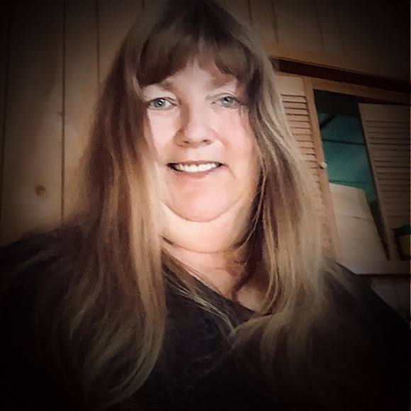 Profile Picture of Liana Swyers (@brownliana37) on Poshmark