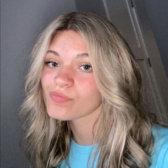 Profile Picture of Taya Wasyluk (@tayawasyluk12) on Poshmark