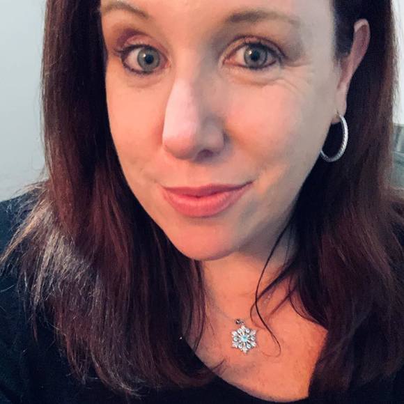 Profile Picture of Erin Minner (@erinminner) on Poshmark