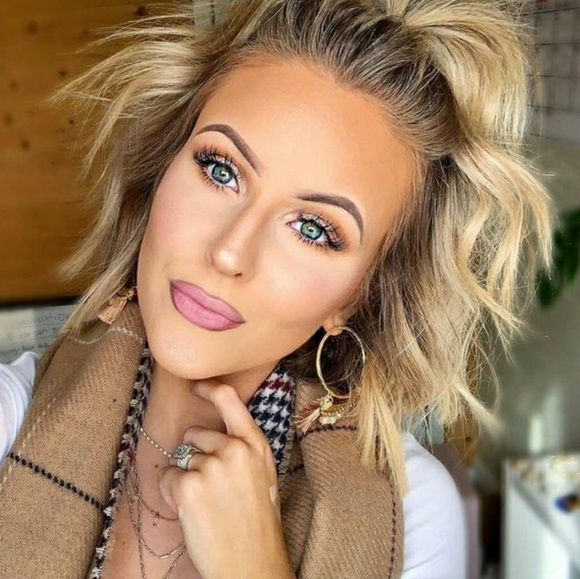 Profile Picture of Taimi Hess (@jadeboxer13) on Poshmark