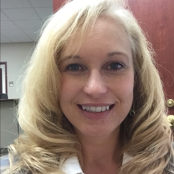 Profile Picture of Vicky Olson (@volson14) on Poshmark