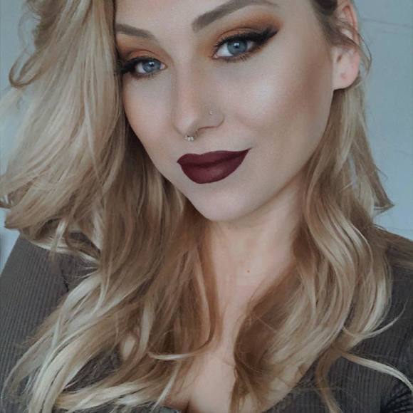 Profile Picture of Danielle Englesman (@denglesman) on Poshmark