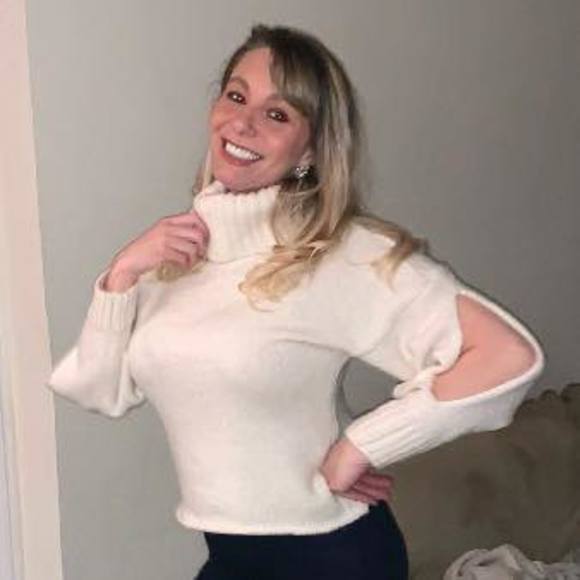 Profile Picture of Candi Hicks (@candibizdev) on Poshmark