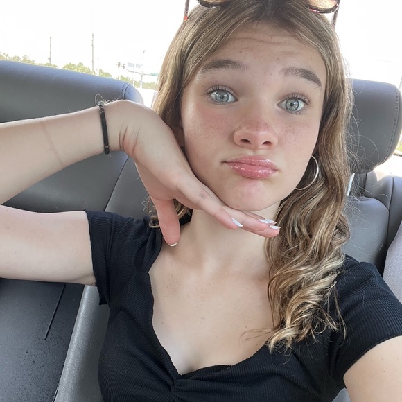 Profile Picture of Zoey Bucklin (@zozo826) on Poshmark
