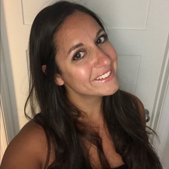 Profile Picture of Rebecca Roscillo (@rebeccaroscillo) on Poshmark