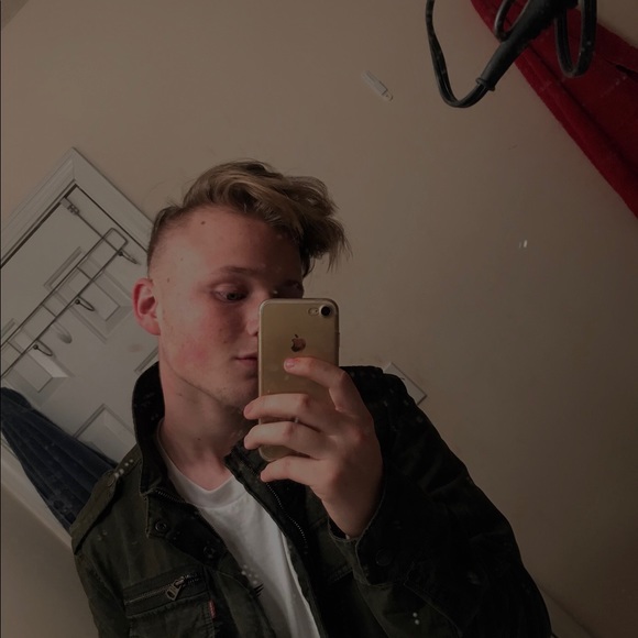 Profile Picture of James Sims (@drizzyjamiee) on Poshmark